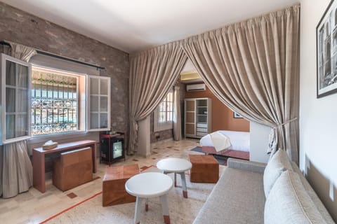 Bed, City view, Landmark view