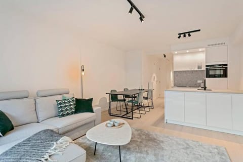 TV and multimedia, Kitchen or kitchenette, Living room, Seating area, Dining area, oven