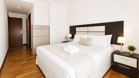 Bed, Bedroom, towels