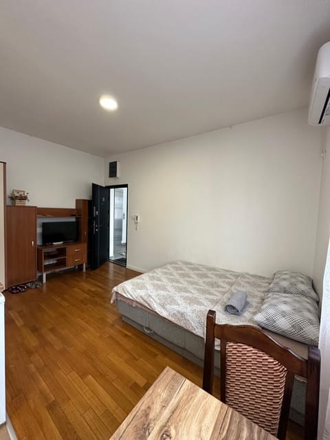 Bed, TV and multimedia, Living room, Photo of the whole room, Bedroom, wardrobe