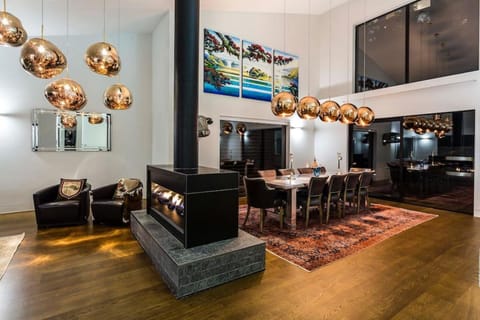 Living room, Seating area, Dining area, fireplace