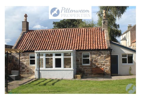 Carpenters Cottage- coastal stay with garden House in Pittenweem