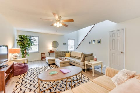 Charming Seneca Home - 3 Mi to Memorial Stadium! House in Lake Keowee