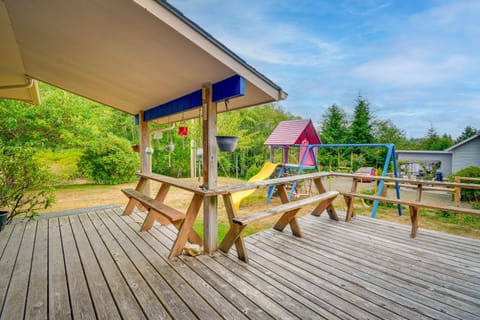 Cozy Washington Retreat with Deck, Walk to Beach! House in Pacific Beach