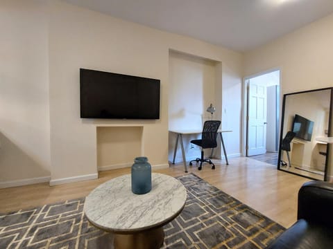 TV and multimedia, Living room, Seating area, internet, internet