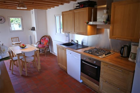 Coffee/tea facilities, Kitchen or kitchenette, Dining area, Location, dishwasher, oven, stove, toaster