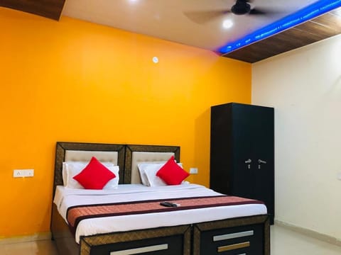 Bed, Kitchen or kitchenette, Photo of the whole room, fireplace, wardrobe