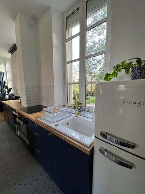 Kitchen or kitchenette, Garden view, stove