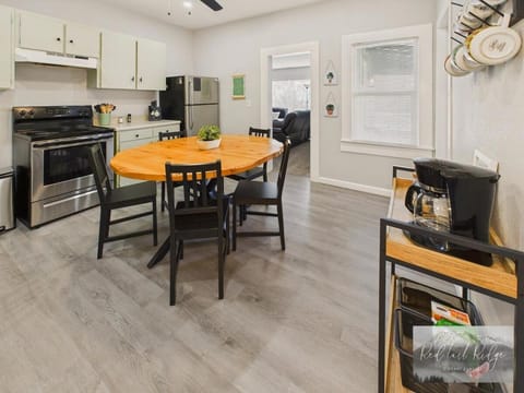 Coffee/tea facilities, Kitchen or kitchenette, Dining area, oven