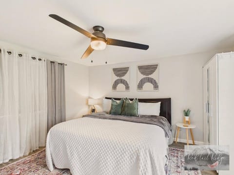 Bed, Photo of the whole room, Bedroom