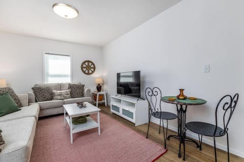 TV and multimedia, Living room, Seating area, Evening entertainment