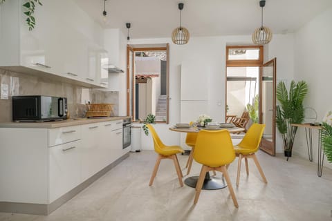 Kitchen or kitchenette, Living room, Dining area, pet friendly, toaster