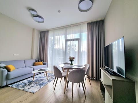 TV and multimedia, Living room, Seating area, Dining area