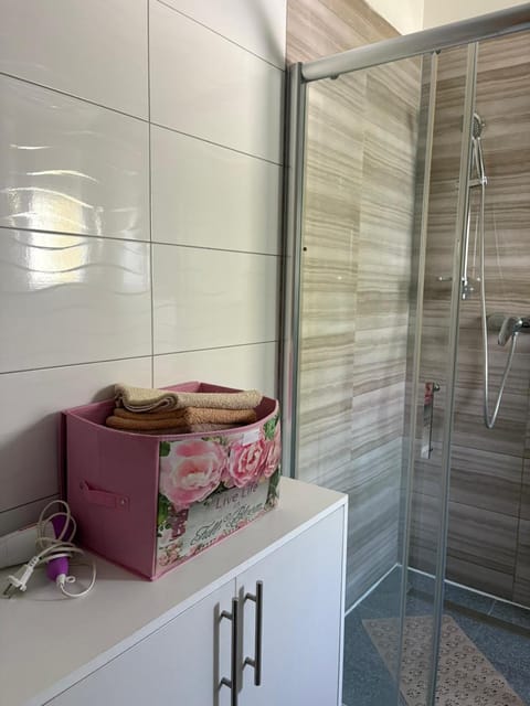 Shower, Bathroom, towels