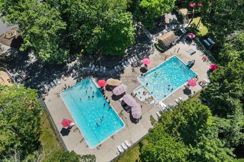 Brentwood Burrow House in Stroud Township
