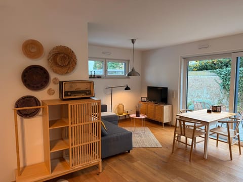 TV and multimedia, Living room, Seating area, Dining area