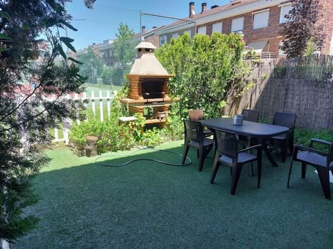Patio, Spring, Day, Garden, Dining area, Garden view