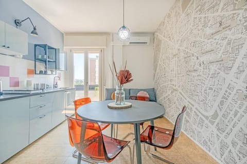 Kitchen or kitchenette, Dining area, air conditioner