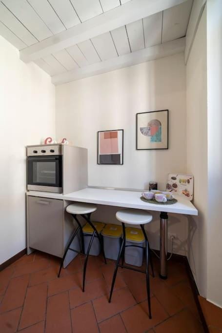 Kitchen or kitchenette, Dining area, minibar, oven, pet friendly
