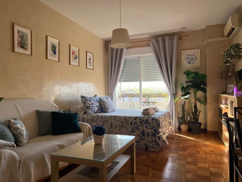 Bed, TV and multimedia, Balcony/Terrace, Living room, Photo of the whole room, Bedroom, towels, air conditioner