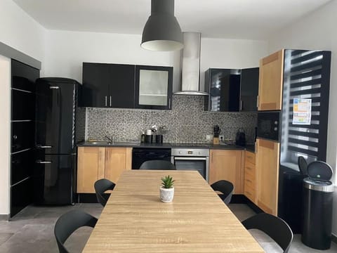 Kitchen or kitchenette, Dining area, minibar, pet friendly, stove, toaster