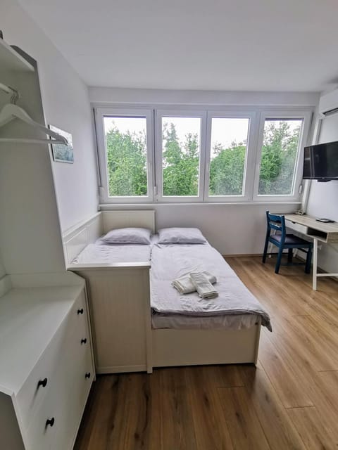 Bed, TV and multimedia, Photo of the whole room