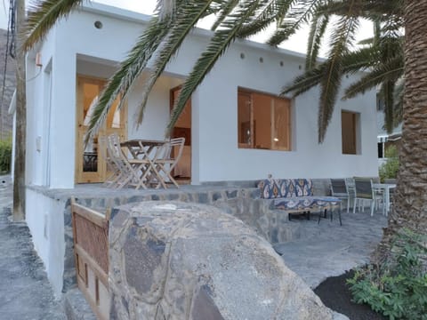 Property building, Patio, Balcony/Terrace