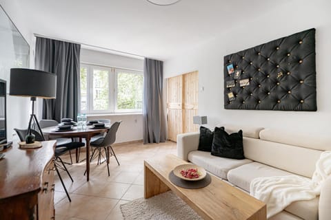 TV and multimedia, Living room, Seating area, Dining area, Evening entertainment