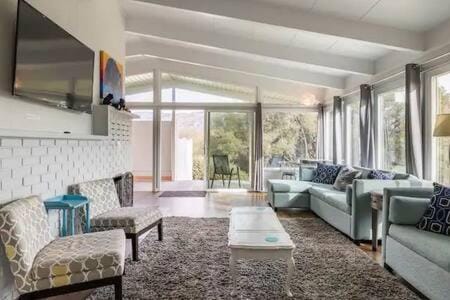 Black Bear Haven Hot tub Pool table BBQ Darts House in Oakhurst