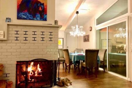 Black Bear Haven Hot tub Pool table BBQ Darts House in Oakhurst