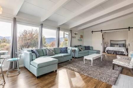 Black Bear Haven Hot tub Pool table BBQ Darts House in Oakhurst