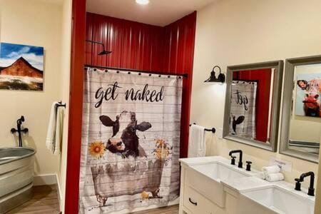 Crazy Cow Private HOT TUB BBQ Sleeps 2 Apartment in Ahwahnee