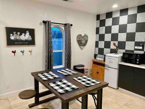 The Funky Chicken Hot Tub BBQ SLEEPS 4 House in Ahwahnee