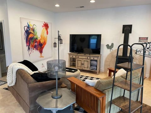 The Funky Chicken Hot Tub BBQ SLEEPS 4 House in Ahwahnee