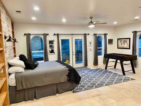 The Funky Chicken Hot Tub BBQ SLEEPS 4 House in Ahwahnee