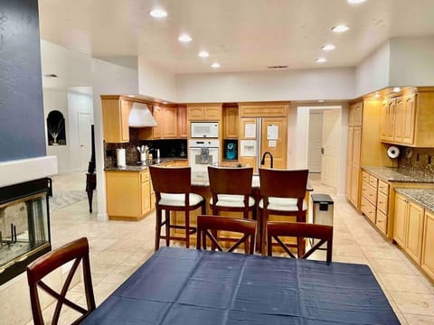 Peacock Suite Hot Tub Sleeps up to 4 Bbq House in Ahwahnee