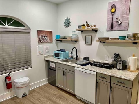 Quail Suite HOT TUB BBQ Sleeps 2 House in Ahwahnee