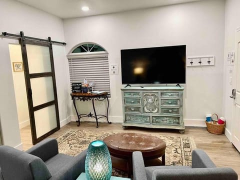 Quail Suite HOT TUB BBQ Sleeps 2 House in Ahwahnee