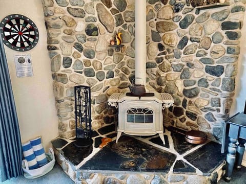 Squirrel View Hot tub BBQ Patio Shuffle Board House in Oakhurst