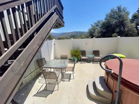 Squirrel View Hot tub BBQ Patio Shuffle Board House in Oakhurst
