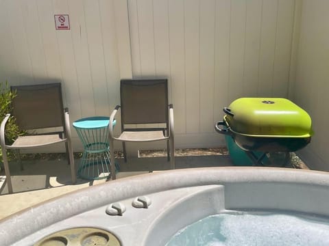 Squirrel View Hot tub BBQ Patio Shuffle Board House in Oakhurst