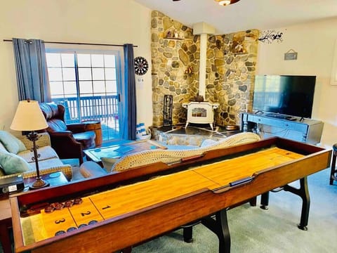 Squirrel View Hot tub BBQ Patio Shuffle Board House in Oakhurst