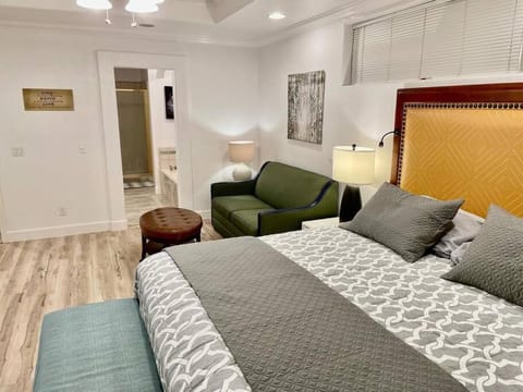 White Feather Suite Hot Tub Private Sleeps 2 House in Ahwahnee