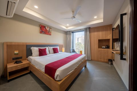 Bed, TV and multimedia, Coffee/tea facilities, Photo of the whole room, Decorative detail, Bedroom, City view, wardrobe, air conditioner