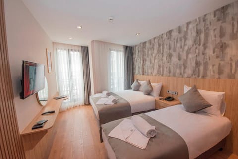 Bed, TV and multimedia, Photo of the whole room, Bedroom, towels