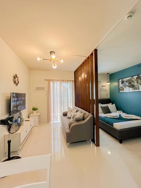Bed, TV and multimedia, Living room, Bedroom, fireplace