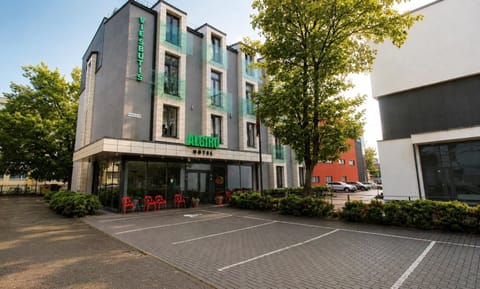Property building, Day, Neighbourhood, Parking