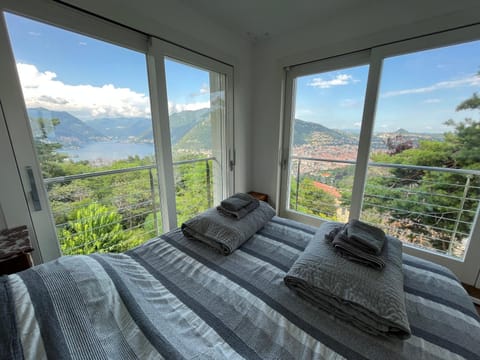 View (from property/room), Bedroom, City view, Lake view, Mountain view