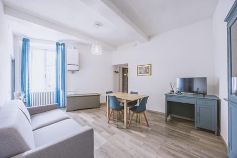 TV and multimedia, Living room, Seating area, Dining area, City view, Landmark view, Street view, heating, internet