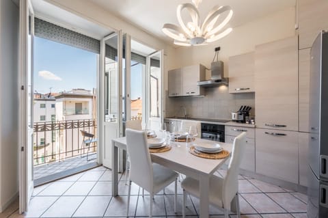 Kitchen or kitchenette, Dining area, minibar, pet friendly, stove, toaster